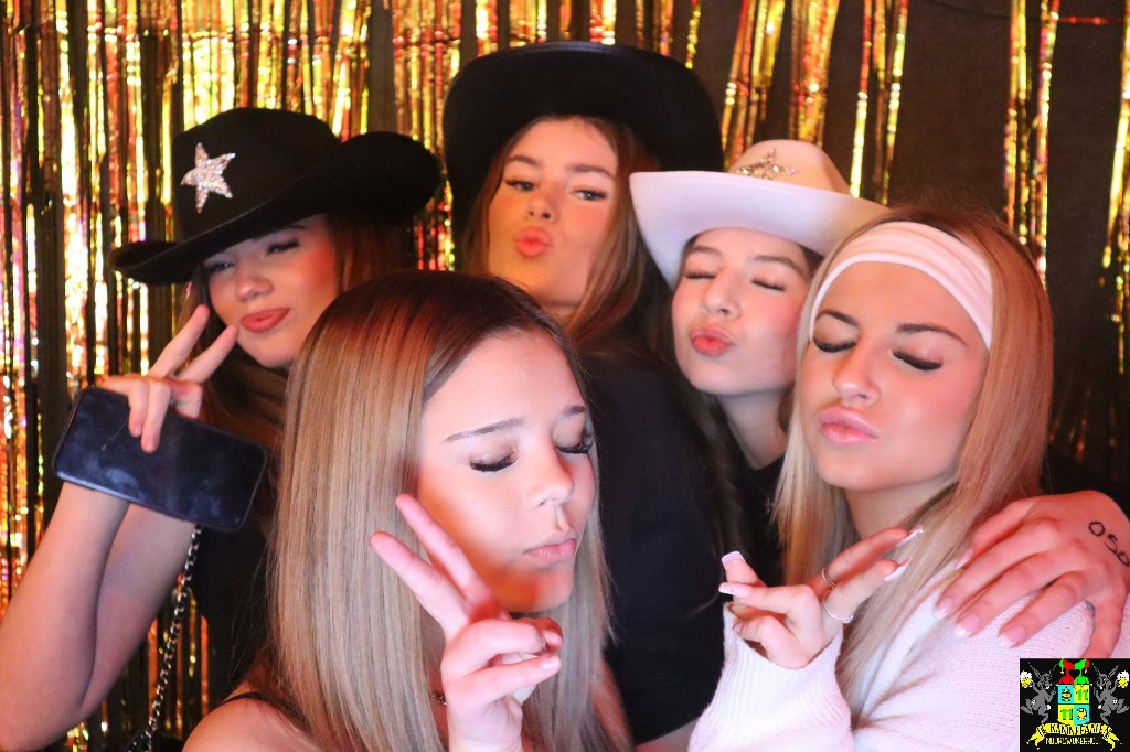 ../Images/Jeugd Opwarmbal Photobooth 207.jpg